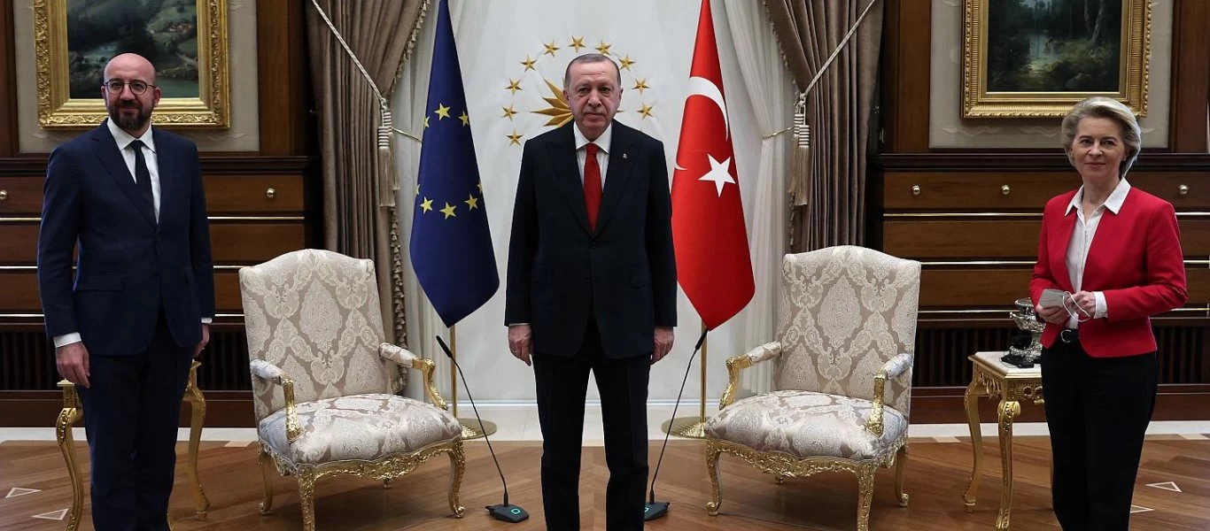 Τις ευθύνες στο... πρωτόκολλο έριξε ο Σ.Μισέλ για το «καψόνι» στην Φον Ντερ Λάιεν (βίντεο)